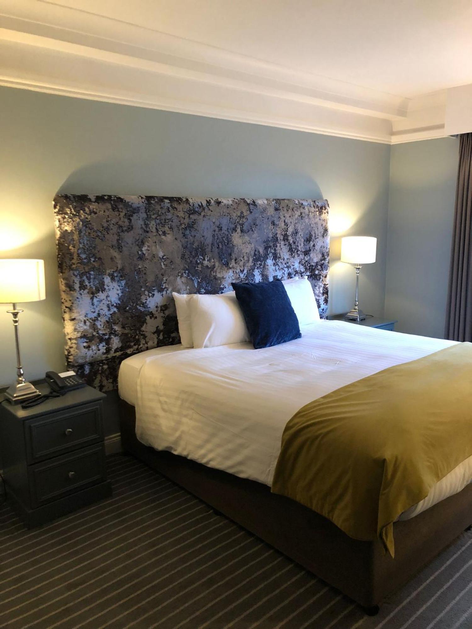 Hotel &
